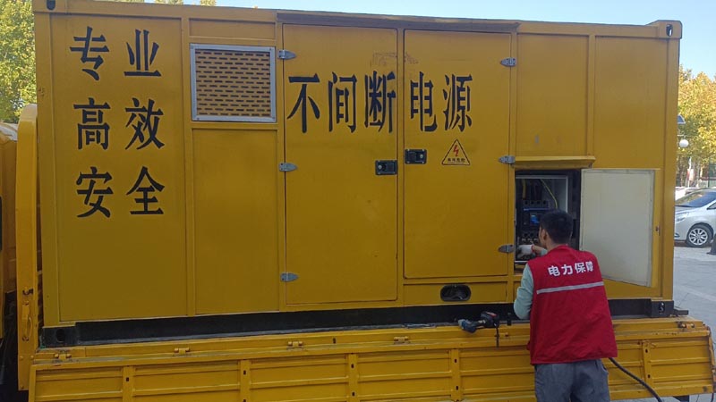 布拖柴油发电机组和UPS电源配合使用时，如何避免切换过程中的电力中断？